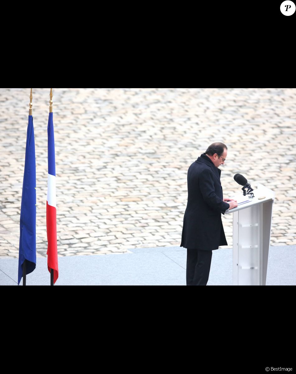 François Hollande - Hommage national aux victimes des attentats dans la cour d'honneur des Invalides à Paris le 27 novembre 2015.