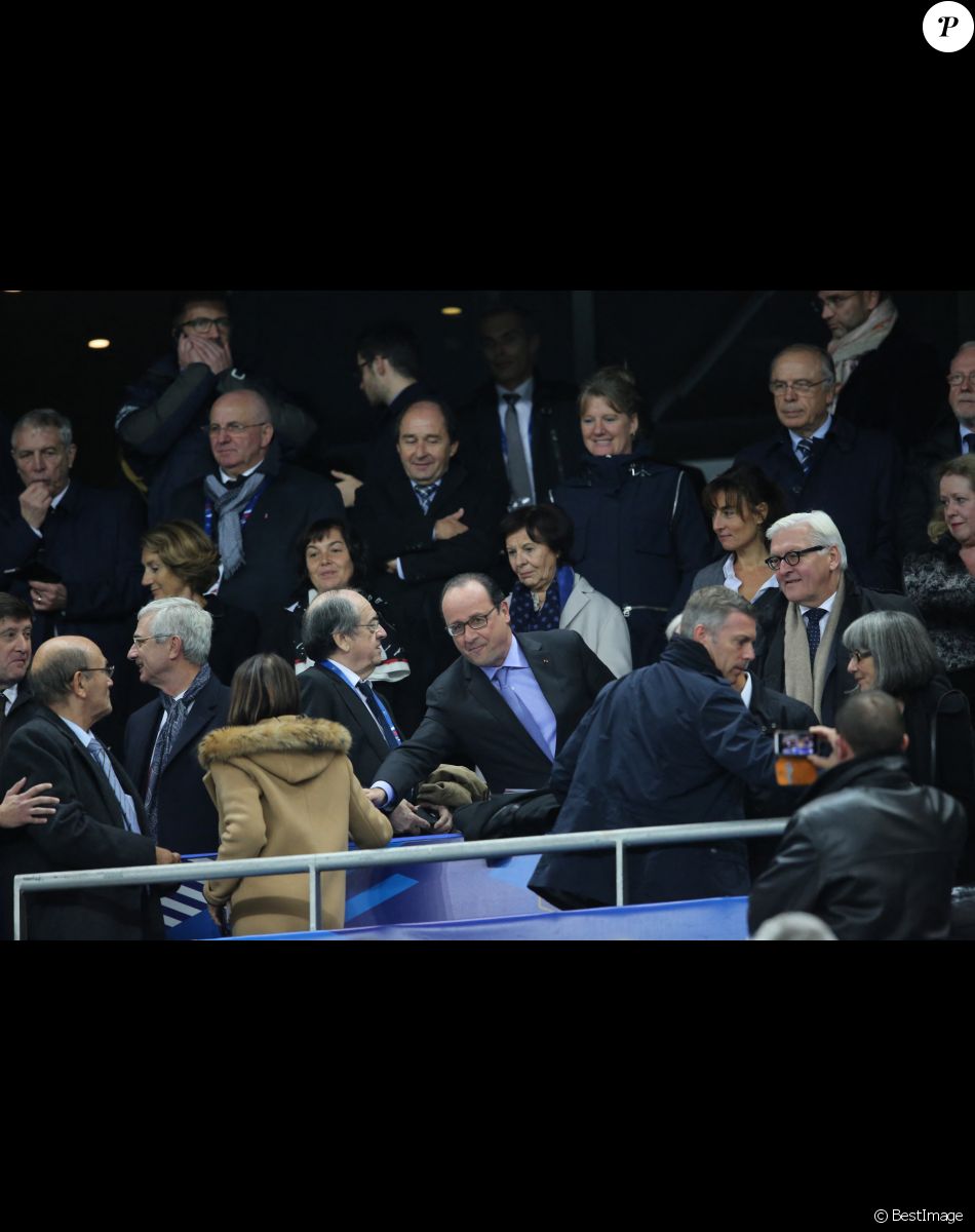 Le président François Hollande était accompagné du ministre allemand des Affaires étrangères, Frank-Walter Steinmeier au match France-Allemagne avant d'être exfiltré après les explosions à l'extérieur du Stade de France, à Saint-Denis, le 13 novembre 2015 © Cyril Moreau / Bestimage