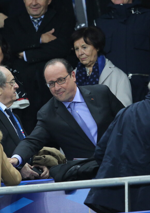 Le président François Hollande était au match France-Allemagne avant d'être exfiltré après les explosions à l'extérieur du Stade de France, à Saint-Denis, le 13 novembre 2015 © Cyril Moreau / Bestimage
