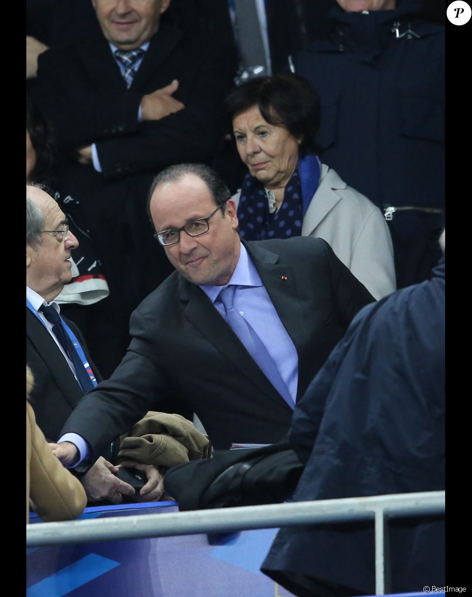 Le président François Hollande était au match France-Allemagne avant d'être exfiltré après les explosions à l'extérieur du Stade de France, à Saint-Denis, le 13 novembre 2015 © Cyril Moreau / Bestimage