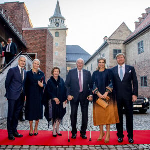 Jonas Gahr Støre, la princesse Mette-Marit de Norvège, la reine Sonja et le roi Harald V de Norvège, le roi Willem-Alexander et la reine Maxima des Pays-Bas - Visite de la forteresse d'Akershus à Oslo, le 10 novembre 2021, dans le cadre de la visite d'Etat de trois jours en Norvège du couple royal des Pays-Bas.