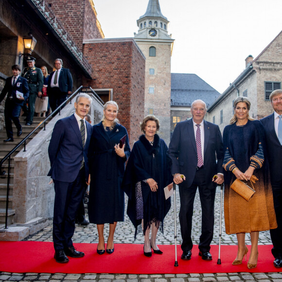 Jonas Gahr Støre, la princesse Mette-Marit de Norvège, la reine Sonja et le roi Harald V de Norvège, le roi Willem-Alexander et la reine Maxima des Pays-Bas - Visite de la forteresse d'Akershus à Oslo, le 10 novembre 2021, dans le cadre de la visite d'Etat de trois jours en Norvège du couple royal des Pays-Bas.