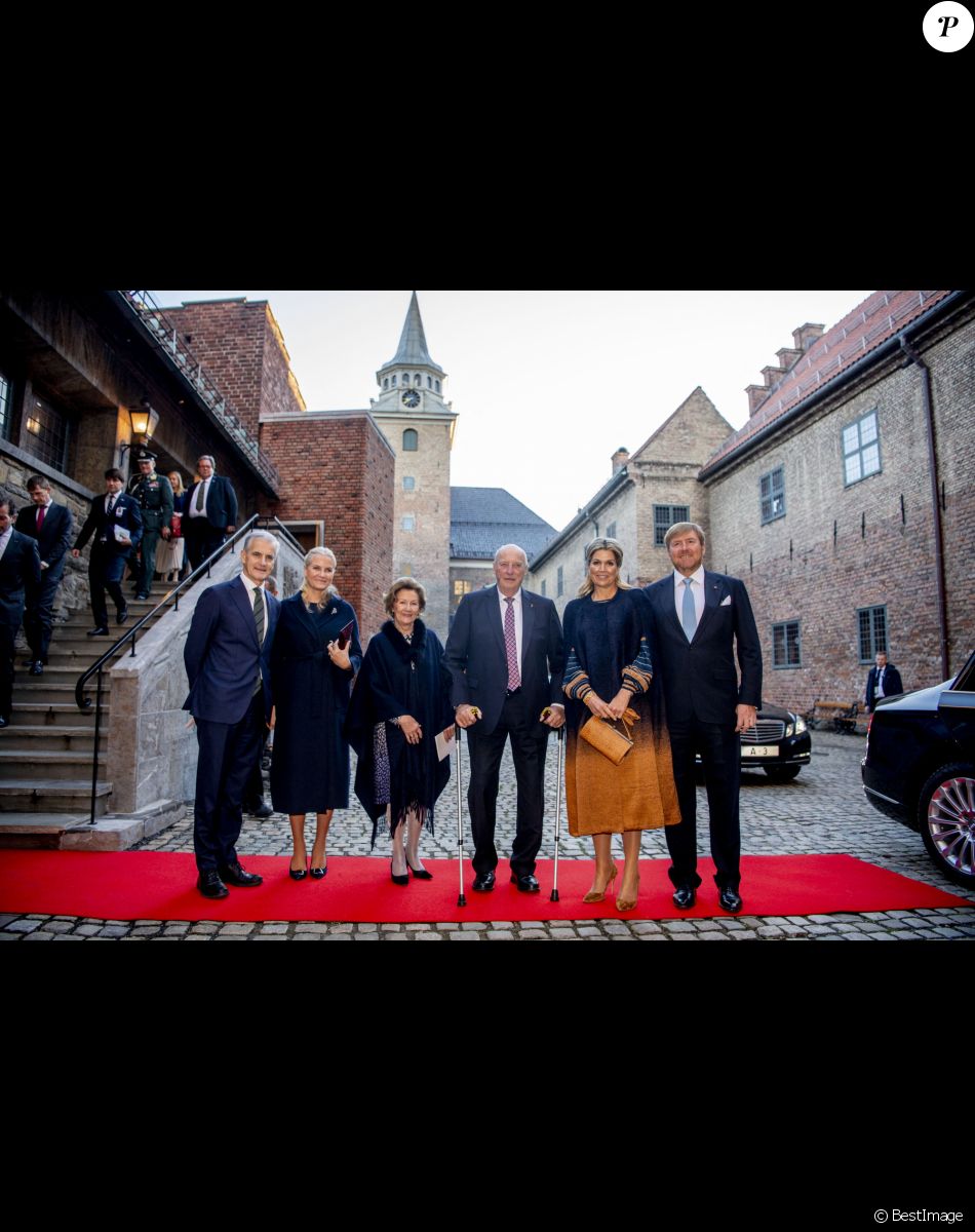 Jonas Gahr Støre, la princesse Mette-Marit de Norvège, la reine Sonja et le roi Harald V de Norvège, le roi Willem-Alexander et la reine Maxima des Pays-Bas - Visite de la forteresse d'Akershus à Oslo, le 10 novembre 2021, dans le cadre de la visite d'Etat de trois jours en Norvège du couple royal des Pays-Bas.