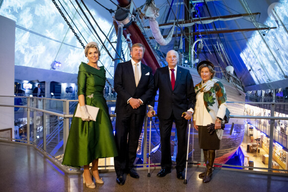 La reine Maxima, le roi Willem Alexander, le roi Harald, la reine Sonja lors d'une visite du musée Fram à Oslo le 9 novembre 2021.
