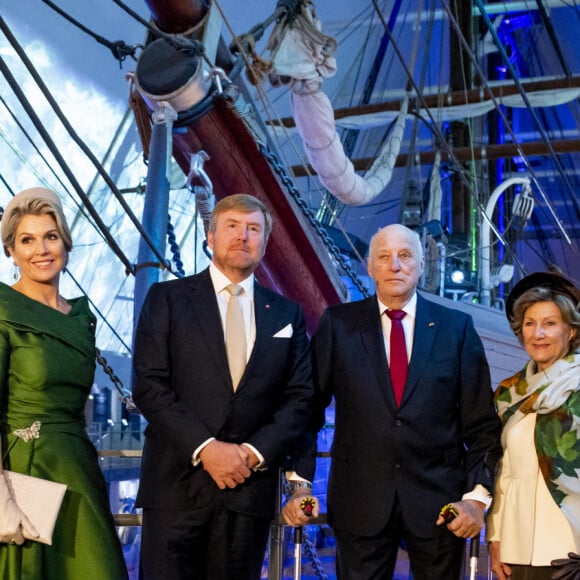 La reine Maxima, le roi Willem Alexander, le roi Harald, la reine Sonja lors d'une visite du musée Fram à Oslo le 9 novembre 2021.