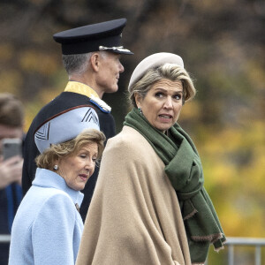 La reine Maxima des Pays-Bas, la reine Sonja de Norvège - Dépôt d'une couronne au Monument National à la mémoire des victimes de la Seconde Guerre mondiale à la forteresse d'Akershus à Oslo. Le 9 novembre 2021.