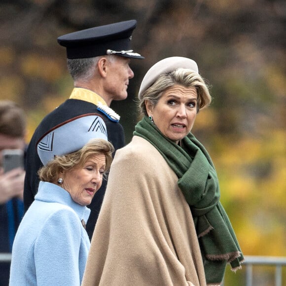 La reine Maxima des Pays-Bas, la reine Sonja de Norvège - Dépôt d'une couronne au Monument National à la mémoire des victimes de la Seconde Guerre mondiale à la forteresse d'Akershus à Oslo. Le 9 novembre 2021.