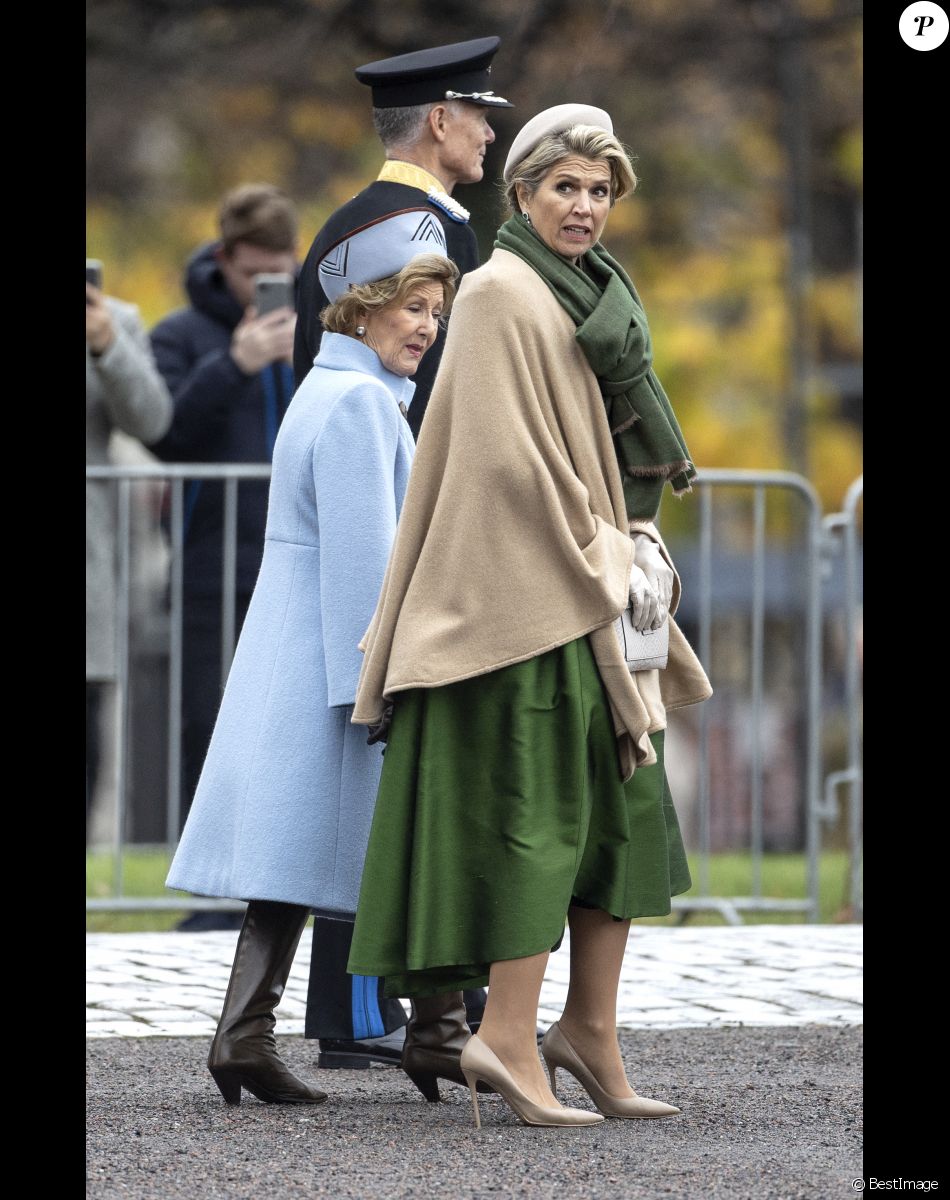La reine Maxima des Pays-Bas, la reine Sonja de Norvège - Dépôt d'une couronne au Monument National à la mémoire des victimes de la Seconde Guerre mondiale à la forteresse d'Akershus à Oslo. Le 9 novembre 2021.