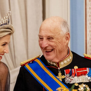 La reine Maxima des Pays-Bas, le roi Harald lors du dîner d'état au palais royal à Oslo pour la visite du couple royal des Pays-Bas en Norvège le 9 novembre 2021.