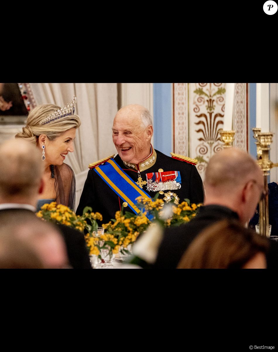 La reine Maxima des Pays-Bas, le roi Harald lors du dîner d'état au palais royal à Oslo pour la visite du couple royal des Pays-Bas en Norvège le 9 novembre 2021.