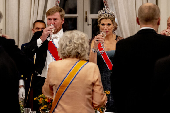 Le roi Willem Alexander, la reine Maxima lors du dîner d'état au palais royal à Oslo pour la visite du couple royal des Pays-Bas en Norvège le 9 novembre 2021.