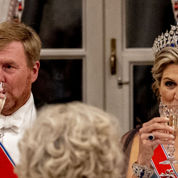 Le roi Willem Alexander, la reine Maxima lors du dîner d'état au palais royal à Oslo pour la visite du couple royal des Pays-Bas en Norvège le 9 novembre 2021.