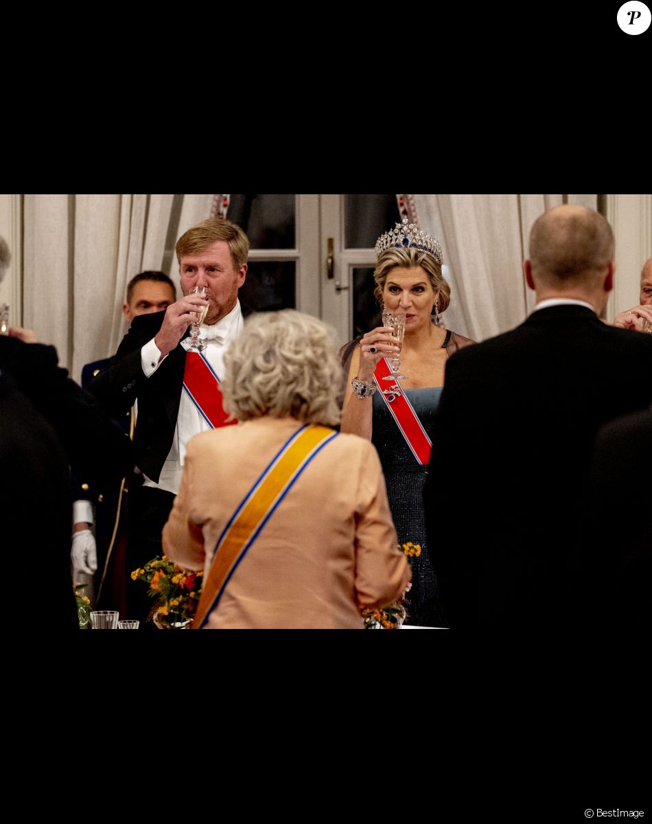 Le roi Willem Alexander, la reine Maxima lors du dîner d'état au palais royal à Oslo pour la visite du couple royal des Pays-Bas en Norvège le 9 novembre 2021.