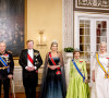 Le roi Harald, le roi Willem Alexander, la reine Maxima, la reine Sonja, la princesse Mette Marit, la princesse Martha Louise lors du dîner d'état au palais royal à Oslo pour la visite du couple royal des Pays-Bas en Norvège le 9 novembre 2021.