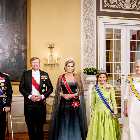Le roi Harald, le roi Willem Alexander, la reine Maxima, la reine Sonja, la princesse Mette Marit, la princesse Martha Louise lors du dîner d'état au palais royal à Oslo pour la visite du couple royal des Pays-Bas en Norvège le 9 novembre 2021.