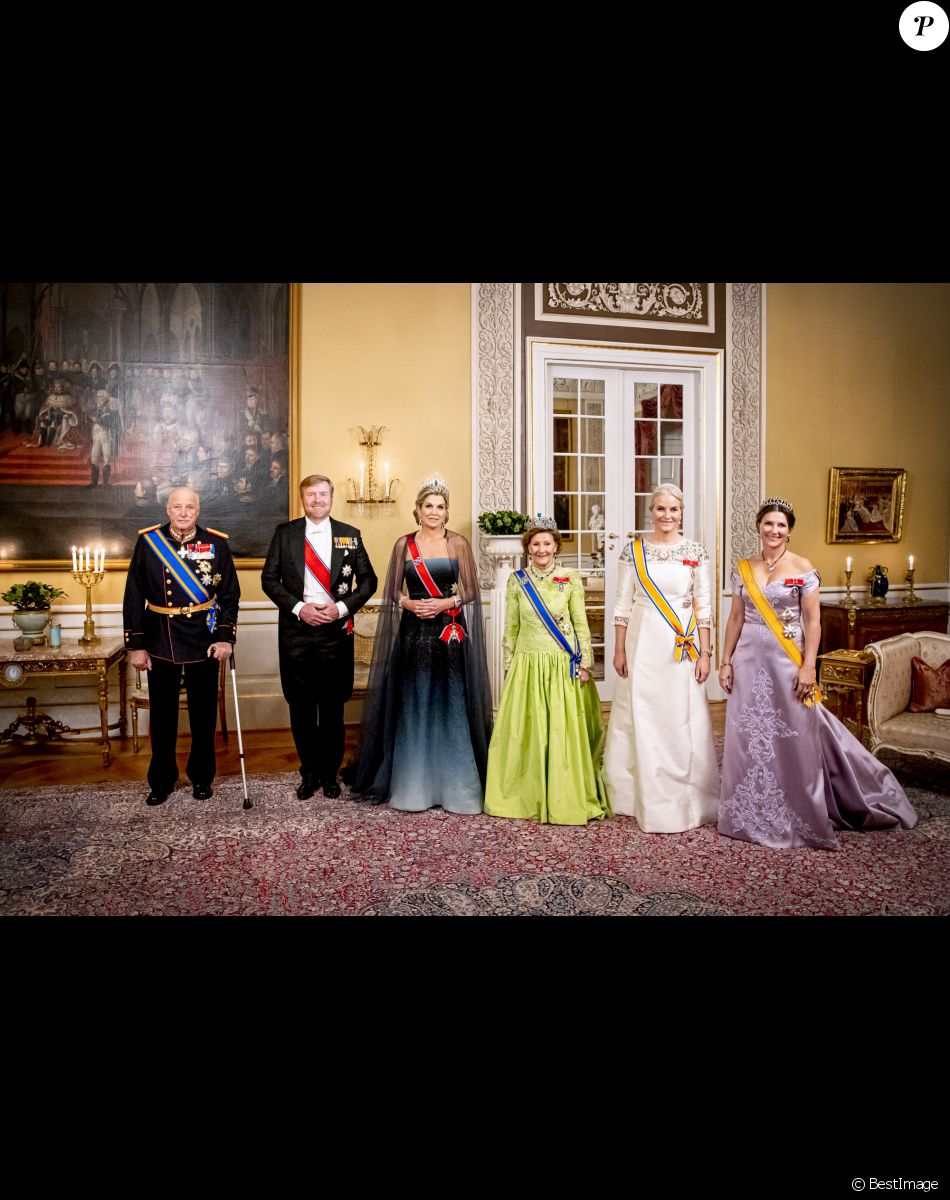 Le roi Harald, le roi Willem Alexander, la reine Maxima, la reine Sonja, la princesse Mette Marit, la princesse Martha Louise lors du dîner d'état au palais royal à Oslo pour la visite du couple royal des Pays-Bas en Norvège le 9 novembre 2021.