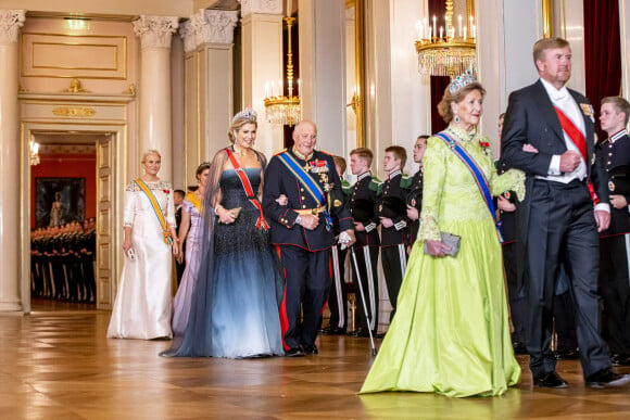 La princesse Mette Marit, la princesse Martha Louise, la reine Maxima, la roi Harald, la reine sonja, le roi Willem Alexander lors du dîner d'état au palais royal à Oslo pour la visite du couple royal des Pays-Bas en Norvège le 9 novembre 2021.