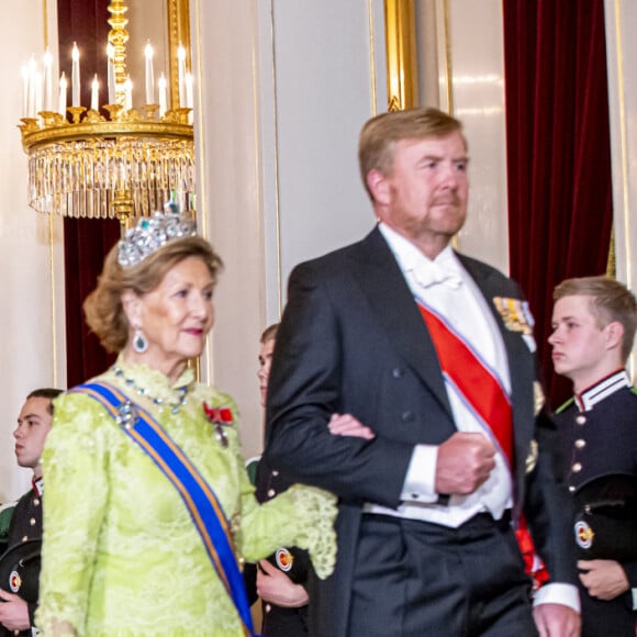 La princesse Mette Marit, la princesse Martha Louise, la reine Maxima, la roi Harald, la reine sonja, le roi Willem Alexander lors du dîner d'état au palais royal à Oslo pour la visite du couple royal des Pays-Bas en Norvège le 9 novembre 2021.