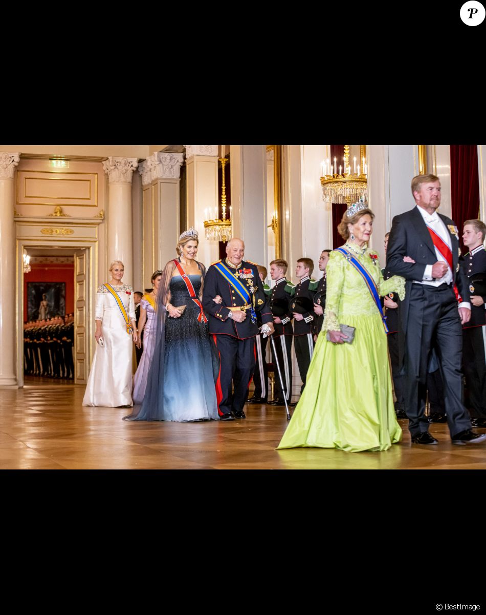 La princesse Mette Marit, la princesse Martha Louise, la reine Maxima, la roi Harald, la reine sonja, le roi Willem Alexander lors du dîner d'état au palais royal à Oslo pour la visite du couple royal des Pays-Bas en Norvège le 9 novembre 2021.
