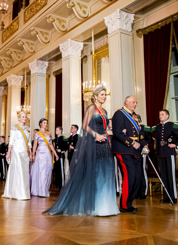 La princesse Mette Marit, la princesse Martha Louise, la reine Maxima, le roi Harald lors du dîner d'état au palais royal à Oslo pour la visite du couple royal des Pays-Bas en Norvège.