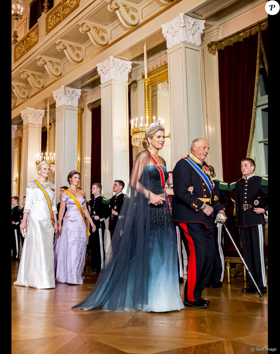 La princesse Mette Marit, la princesse Martha Louise, la reine Maxima, le roi Harald lors du dîner d'état au palais royal à Oslo pour la visite du couple royal des Pays-Bas en Norvège.