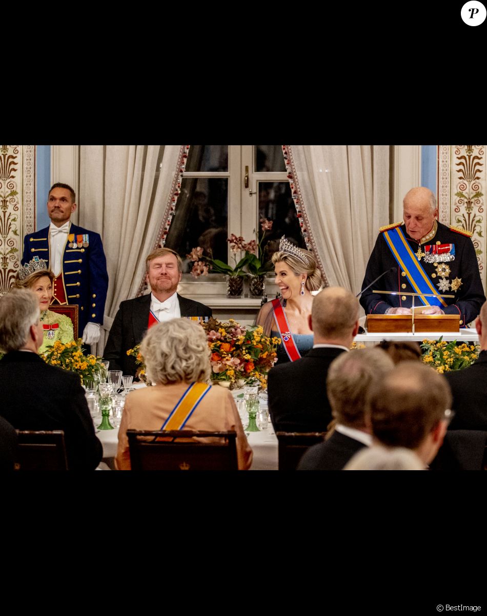 La reine Sonja, le roi Willem Alexander, la reine Maxima, le roi Harald lors du dîner d'état au palais royal à Oslo pour la visite du couple royal des Pays-Bas en Norvège le 9 novembre 2021.