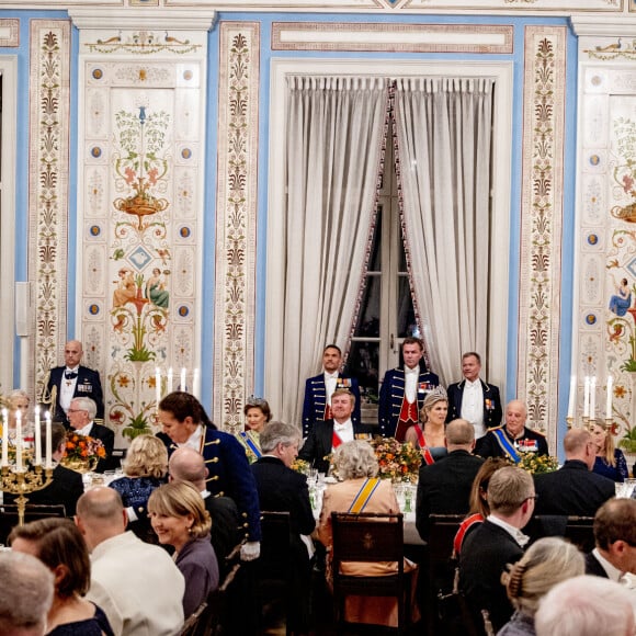 La reine Sonja, le roi Willem Alexander, la reine Maxima, le roi Harald lors du dîner d'état au palais royal à Oslo pour la visite du couple royal des Pays-Bas en Norvège le 9 novembre 2021.