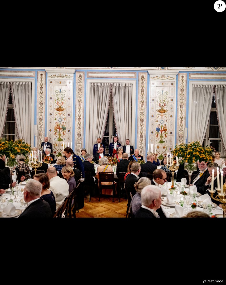 La reine Sonja, le roi Willem Alexander, la reine Maxima, le roi Harald lors du dîner d'état au palais royal à Oslo pour la visite du couple royal des Pays-Bas en Norvège le 9 novembre 2021.