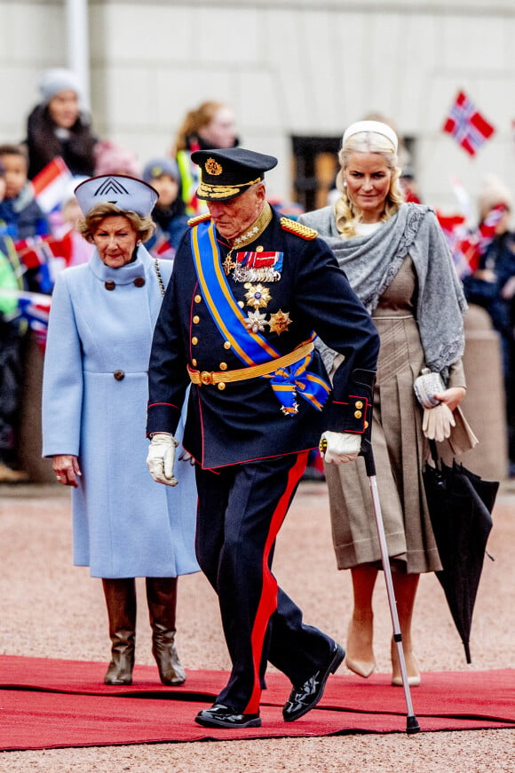 Le roi Harald V et la reine Sonja de Norvège, la princesse Mette-Marit de Norvège - Cérémonie de bienvenue devant le Palais Royal dans le cadre de la visite d'État de trois jours du couple royal néerlandais en Norvège. Oslo. Le 9 novembre 2021.