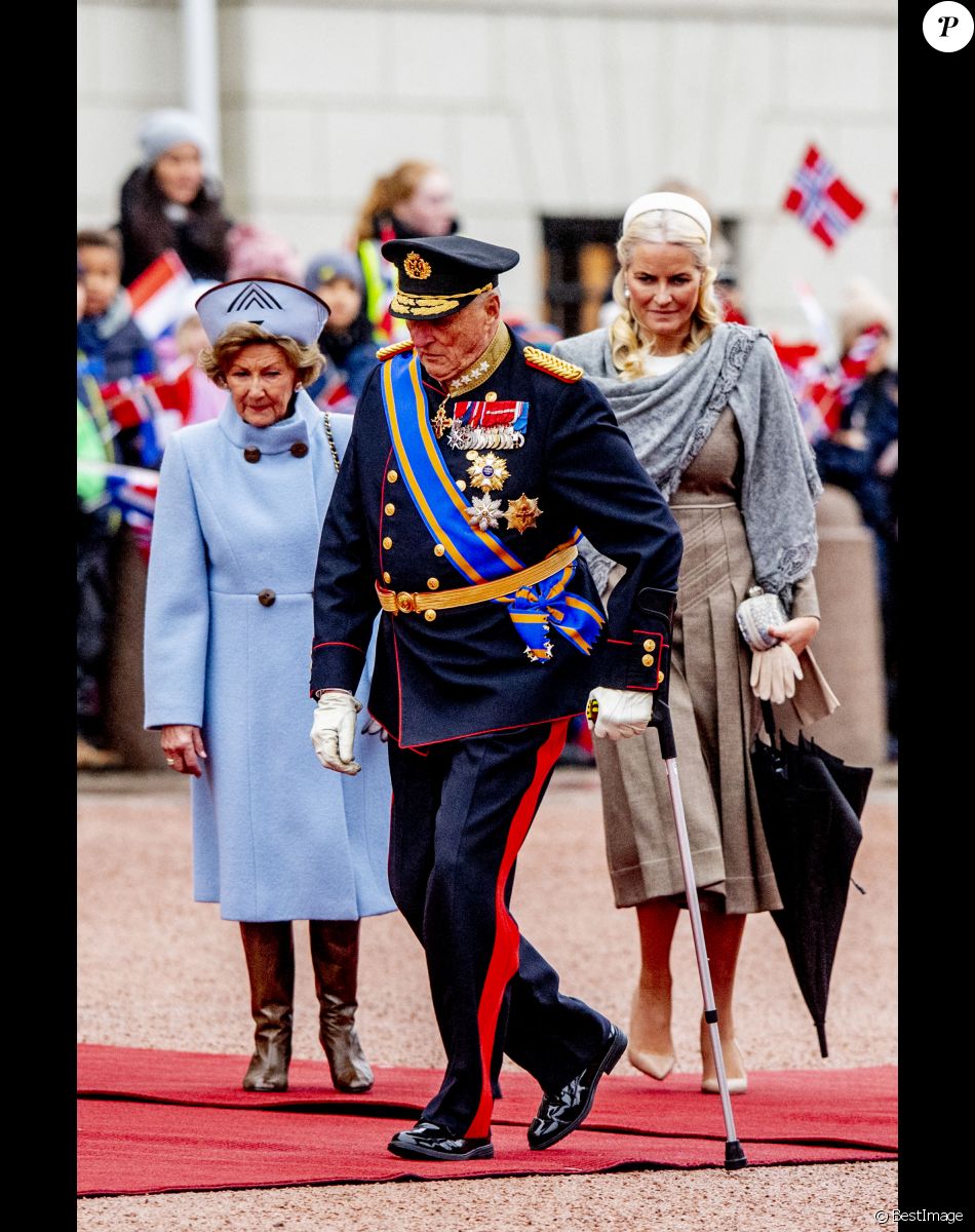Le roi Harald V et la reine Sonja de Norvège, la princesse Mette-Marit de Norvège - Cérémonie de bienvenue devant le Palais Royal dans le cadre de la visite d'État de trois jours du couple royal néerlandais en Norvège. Oslo. Le 9 novembre 2021.