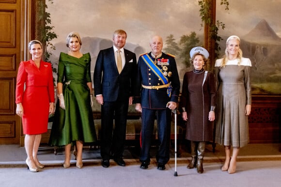 La princesse Martha Louise de Norvège, la reine Maxima et le roi Willem-Alexander des Pays Bas, le roi Harald V et la reine Sonja de Norvège, la princesse Mette-Marit de Norvège - Le roi Willem-Alexander et la reine Maxima des Pays-Bas reçus au Palais royal à Oslo dans le cadre de leur visite de trois jours en Norvège. Le 9 novembre 2021.