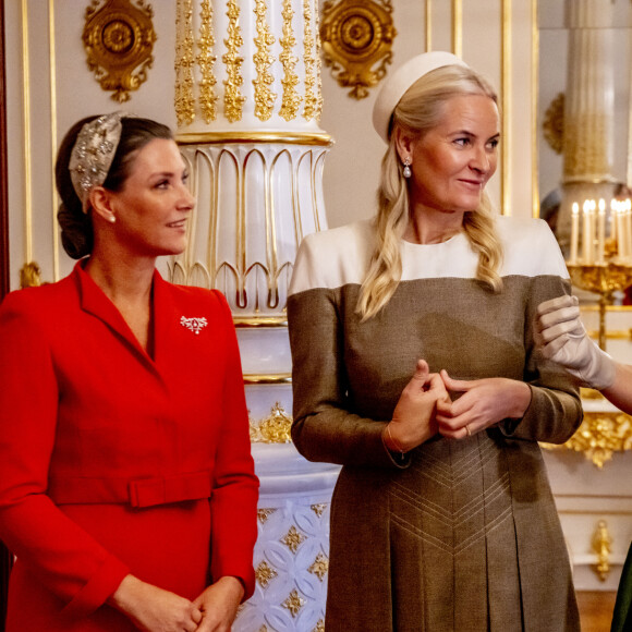 La princesse Märtha Louise de Norvège, la princesse Mette-Marit de Norvège, la reine Maxima des Pays-Bas - Le roi Willem-Alexander et la reine Maxima des Pays-Bas reçus au Palais royal à Oslo dans le cadre de leur visite de trois jours en Norvège. Le 9 novembre 2021.