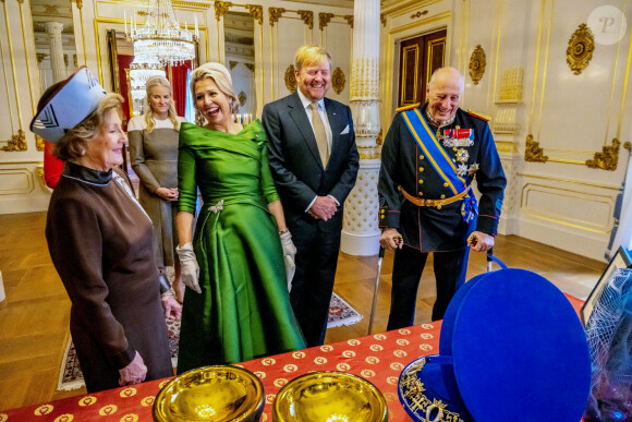 Le roi Willem-Alexander et la reine Maxima des Pays-Bas reçus au palais royal d'Oslo par Le roi Harald V et la reine Sonja de Norvège, la princesse Mette-Marit de Norvège et la princesse Märtha Louise de Norvège lors de leur visite d'Etat de trois jours en Norvège. Le 9 novembre 2021.