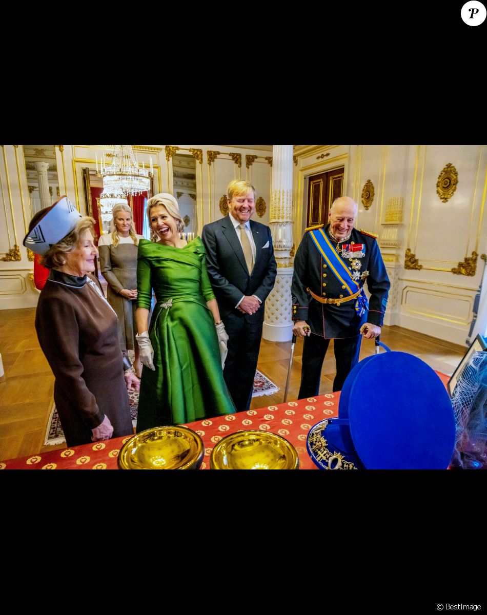 Le roi Willem-Alexander et la reine Maxima des Pays-Bas reçus au palais royal d'Oslo par Le roi Harald V et la reine Sonja de Norvège, la princesse Mette-Marit de Norvège et la princesse Märtha Louise de Norvège lors de leur visite d'Etat de trois jours en Norvège. Le 9 novembre 2021.