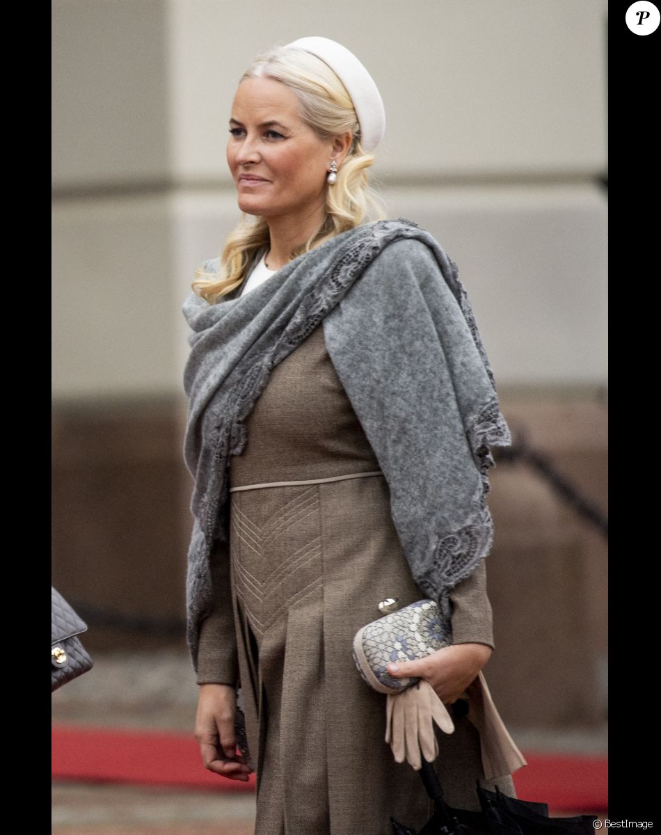 Le roi Harald V et la reine Sonja de Norvège - Cérémonie de bienvenue devant le Palais Royal dans le cadre de la visite d'État de trois jours du couple royal néerlandais en Norvège. Oslo. Le 9 novembre 2021.