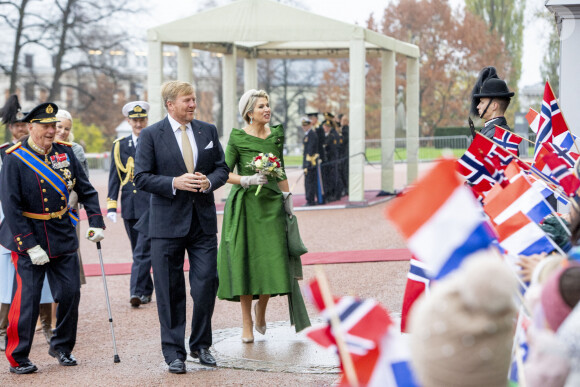 Le roi Harald V et la reine Sonja de Norvège, Le roi Willem-Alexander et la reine Maxima des Pays-Bas, la princesse Mette-Marit de Norvège - Cérémonie de bienvenue devant le Palais Royal dans le cadre de la visite d'État de trois jours du couple royal néerlandais en Norvège. Oslo. Le 9 novembre 2021.