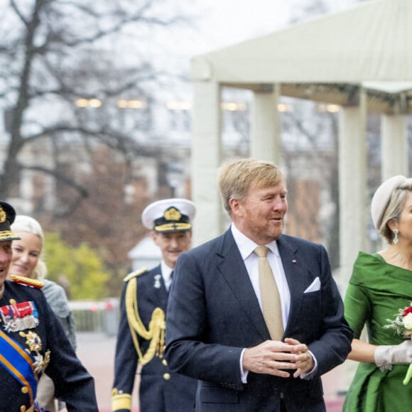 Le roi Harald V et la reine Sonja de Norvège, Le roi Willem-Alexander et la reine Maxima des Pays-Bas, la princesse Mette-Marit de Norvège - Cérémonie de bienvenue devant le Palais Royal dans le cadre de la visite d'État de trois jours du couple royal néerlandais en Norvège. Oslo. Le 9 novembre 2021.