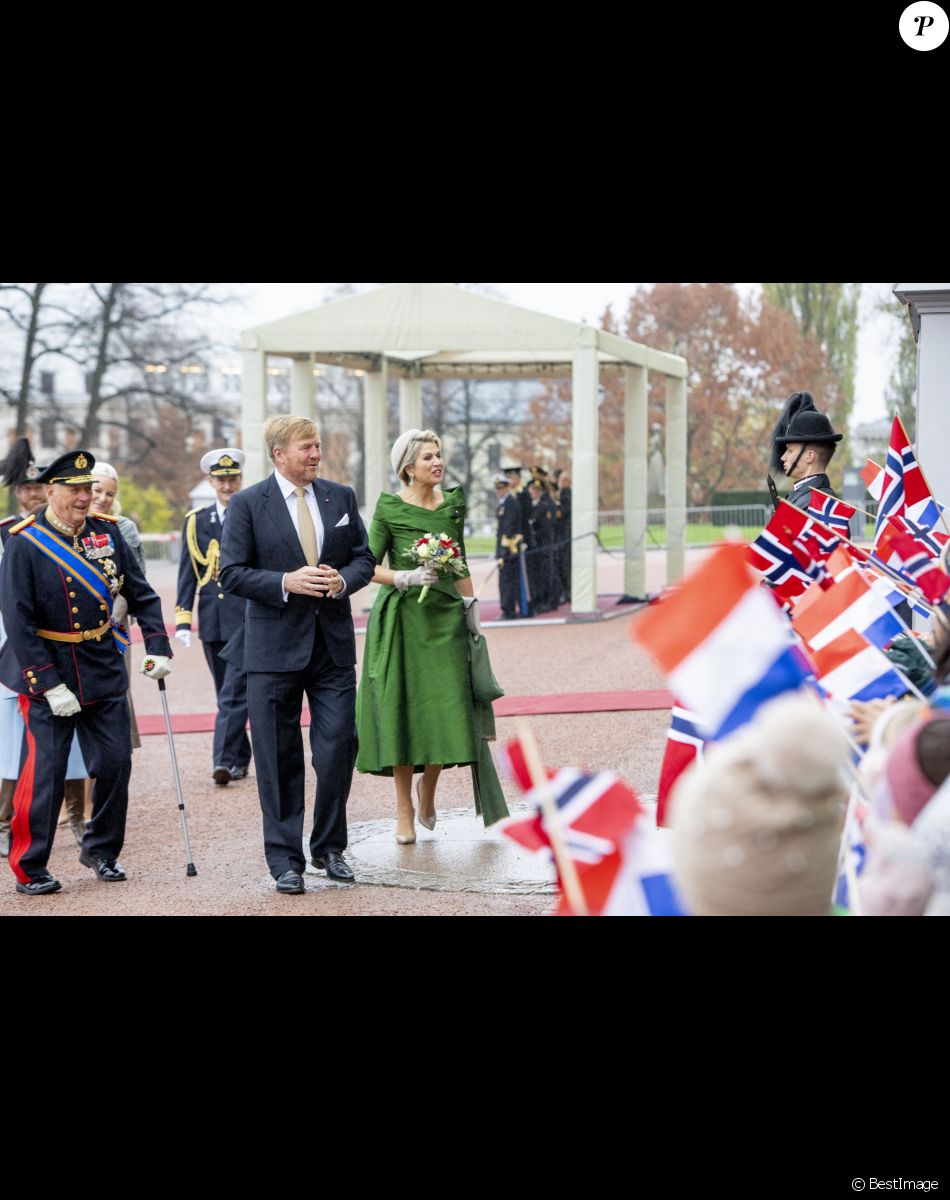 Le roi Harald V et la reine Sonja de Norvège, Le roi Willem-Alexander et la reine Maxima des Pays-Bas, la princesse Mette-Marit de Norvège - Cérémonie de bienvenue devant le Palais Royal dans le cadre de la visite d'État de trois jours du couple royal néerlandais en Norvège. Oslo. Le 9 novembre 2021.
