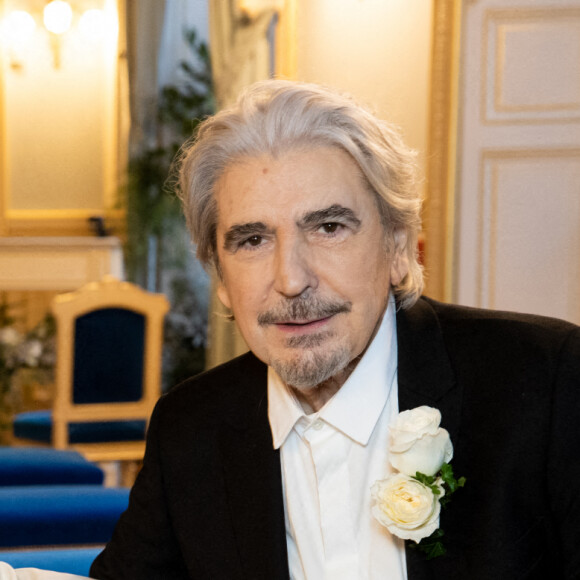 Exclusif - Mariage de Serge Lama et Luana Santonino à la mairie du 7ème arrondissement de Paris. Rachida Dati, Maire du 7ème a célébré le mariage. Paris, le 11 février 2021. © Cyril Moreau/Bestimage