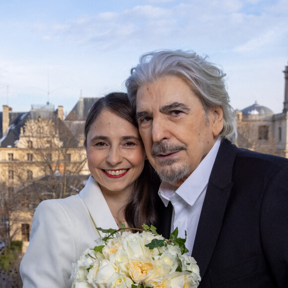 Exclusif - Séance photo dans leur appartement du 7 ème arrondissement avant la cérémonie - Mariage de Serge Lama et Luana Santonino à la mairie du 7ème arrondissement de Paris. Rachida Dati, Maire du 7ème a célébré le mariage. Paris, le 11 février 2021. © Cyril Moreau/Bestimage