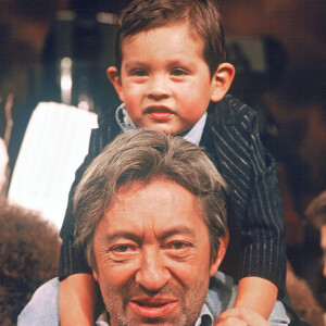 Serge Gainsbourg et son fils Lulu sur le plateau de l'émission "Sacrée Soirée" en 1988.