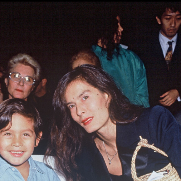 Bambou et son fils Lulu Gainsbourg à un défilé de mode à Paris en 1991.