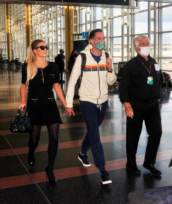 Exclusif - Paris Hilton et son fiancé Carter Milliken Reum à l'aéroport de Washington , The District, Etats-Unis, le 22 octobre 2021.