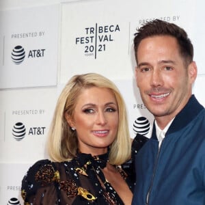 Paris Hilton et son fiancé Carter Reum à la première du documentaire "This is Paris" au Tribeca Film Festival à New York, le 20 juin 2021.