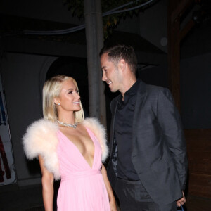 Paris Hilton, vêtue d'une robe Valentino rose, et son compagnon Carter Reum quittent la soirée précédant les Oscar au restaurant "Craig's" à Los Angeles, le 21 avril 2021.