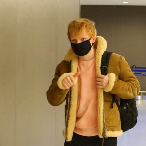 Exclusif - Ed Sheeran prend un avion à l'aéroport JFK à New York, le 9 novembre 2021.