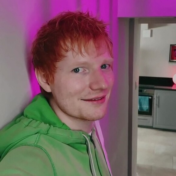 Ed Sheeran, testé positif à la Covid-19, présente les 14 titres de son nouvel album "Equals" sur Youtube. Londres. Le 27 octobre 2021.