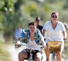 Exclusif - Victoria Beckham, ses enfants Brooklyn, Cruz et Harper, et la fiancée de Brooklyn Beckham, Nicola Ann Peltz, font du vélo en vacances dans la région des Pouilles, en Italie. Le 20 juillet 2020.