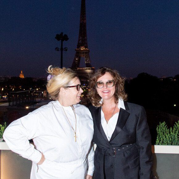 Semi-Exclusif - Hélène Darroze et Nathalie Blanc - Pour célébrer l’anniversaire de sa Maison, Nathalie Blanc réunissait, ce vendredi, les amis de la marque pour assister à un événement exclusif au Café de l’Homme, face à la Tour Eiffel. La maison a dévoilé sa dernière collection “Lazy Crazy Night in my Palace” lors de la soirée, en off du SILMO, le salon international de l’optique. Les célébrités, influenceurs, journalistes et opticiens ont pu découvrir les modèles en avant-première et M.Gardot a fait la surprise de venir chanter pour son amie Nathalie Blanc. Paris le 24 septembre 2021. © Bellak - Perusseau / Bestimage  