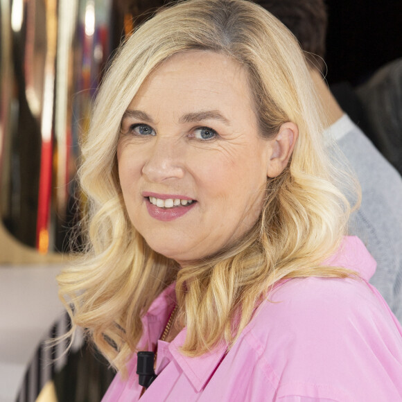 Info - Hélène Darroze, en France son restaurant "Marsan" a été décoré de deux étoiles au Guide Michelin et son établissement londonien "The Connaught" décoré de trois étoiles cette année - Exclusif - Hélène Darroze - Enregistrement de l'émission "Clique" présentée par M. Achour sur Canal Plus à Issy-les-Moulineaux. © Jack Tribeca/Bestimage 